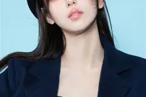 IU与边佑锡在《完美王冠》片场练习华尔兹与吻戏的趣味花絮！